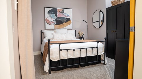 a bedroom with a bed and a painting on the wall at Market Square Place, Pennsylvania